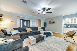 TV, fireplace, video games, books - 5BR w/ Pool, Hot Tub, Game Room, BBQ – Sleeps 14 (San Antonio)