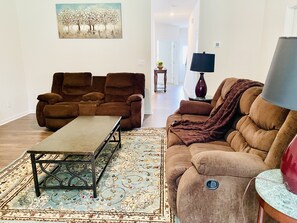 Smart TV - Cheerful 4 bedroom 2.5 bath house (Mooresville)