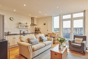 Smart TV, fireplace, DVD player - Ty Gwawr - Luxury Cottages (Swansea)