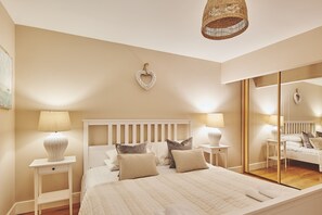 2 bedrooms, iron/ironing board, WiFi