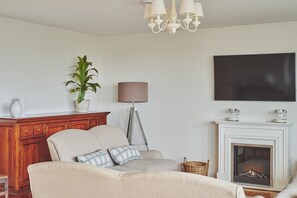 Een smart-tv, een open haard en een dvd-speler