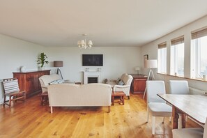 Smart TV, fireplace, DVD player