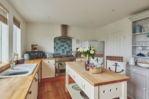 Een koelkast, een magnetron, een oven, een kookplaat