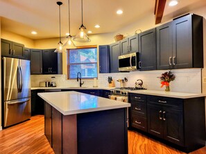 Refrigerador, microondas, horno y parrilla de estufa 