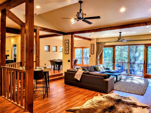 Luxury forest 5 bedroom cabin w/fireplace & hot tub 5 mins to downtown Flagstaff