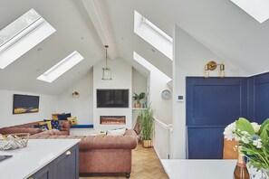 Smart TV, fireplace - Ty Alice - Luxury Cottages (Swansea)