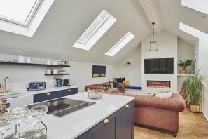 Smart TV, fireplace - Ty Alice - Luxury Cottages (Swansea)