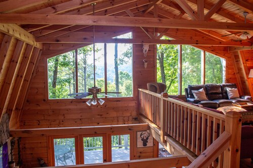 Spacious & Private Cabin with gorgeous views, Hot tub, Dog-friendly!