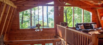 Spacious & Private Cabin with gorgeous views, Hot tub, Dog-friendly!