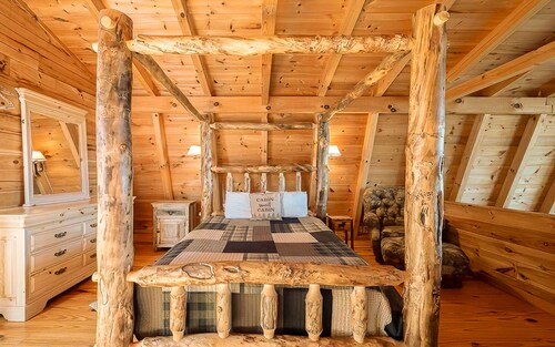 Spacious & Private Cabin with gorgeous views, Hot tub, Dog-friendly!