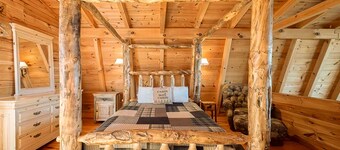 Spacious & Private Cabin with gorgeous views, Hot tub, Dog-friendly!