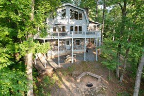 Exterior - Spacious & Private Cabin with gorgeous views, Hot tub, Dog-friendly! (Ellijay)