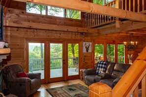 Smart TV, fireplace, DVD player, foosball - Spacious & Private Cabin with gorgeous views, Hot tub, Dog-friendly! (Ellijay)