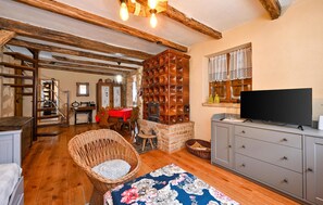 2 bedrooms, travel crib, free WiFi, bed sheets