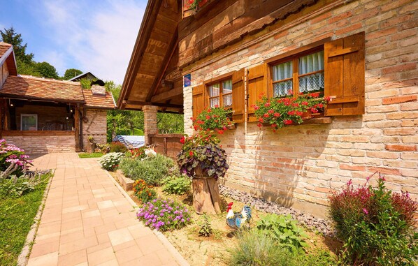 Property grounds - 2 bedroom cozy home in Hrastovica (Hrastovica)