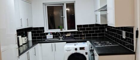 Kjøleskap, mikrobølgeovn, ovn og kokeplater