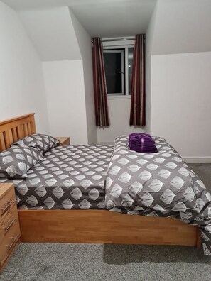 5 habitaciones, escritorio, tabla de planchar con plancha y wifi gratis