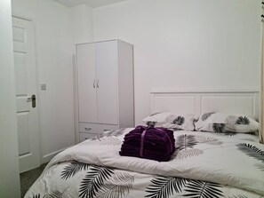 4 Schlafzimmer, Schreibtisch, Bügeleisen/Bügelbrett, kostenloses WLAN