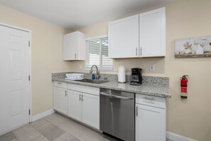 Fridge, microwave, oven, stovetop - Newly Renovated 3Bed on Corner-lot EasyA to US99 (Fresno)