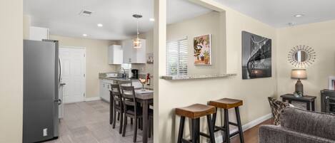 Kylskåp, mikrovågsugn, ugn och spishäll