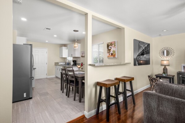 Fridge, microwave, oven, stovetop - Newly Renovated 3Bed on Corner-lot EasyA to US99 (Fresno)