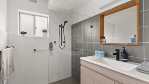 Shower - Seaview 5 - Great Beach Views (Avoca Beach)