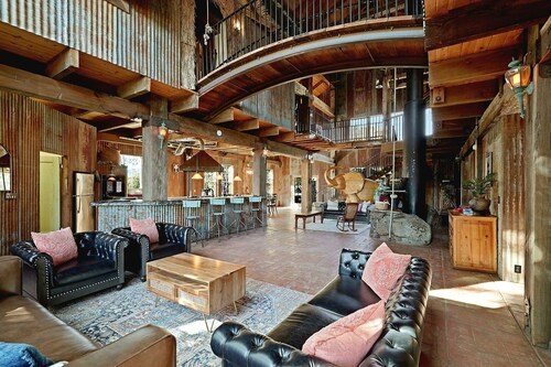 Unique Stay! Pool/ Hot Tub/ Game Room/ Bar/ Views