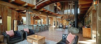 Unique Stay! Pool/ Hot Tub/ Game Room/ Bar/ Views