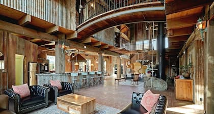 Unique Stay! Pool/ Hot Tub/ Game Room/ Bar/ Views