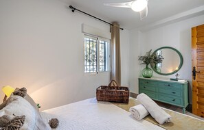 3 chambres, fer et planche à repasser, lit de bébé portatif
