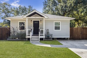 Exterior - Classic Cottage just mins to the Beach and Downtown! (Gulfport)