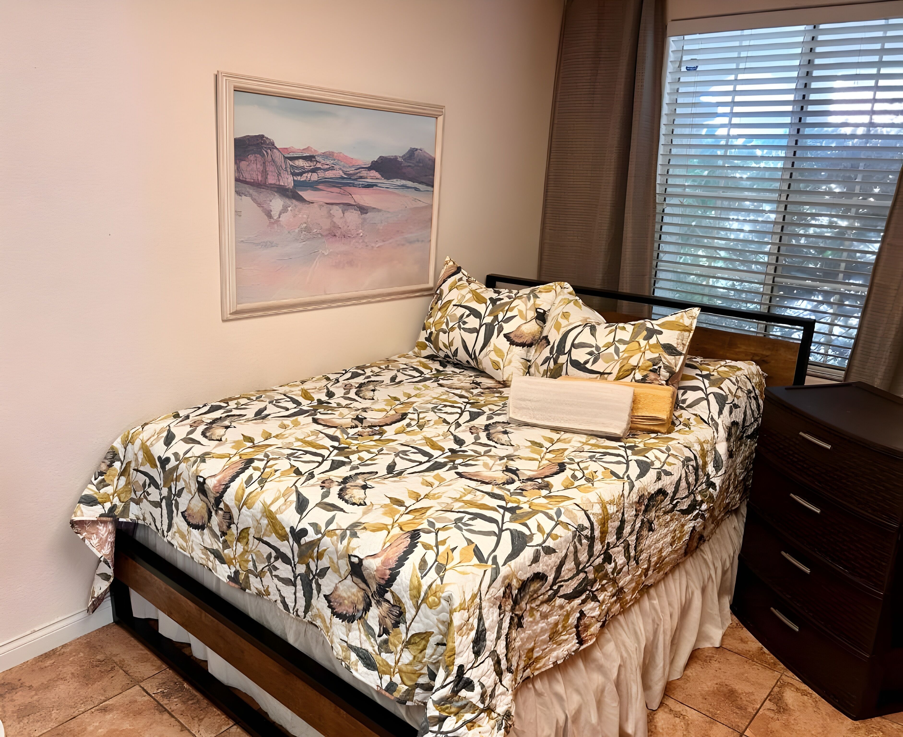 Escritorio y espacio para trabajar con laptop 