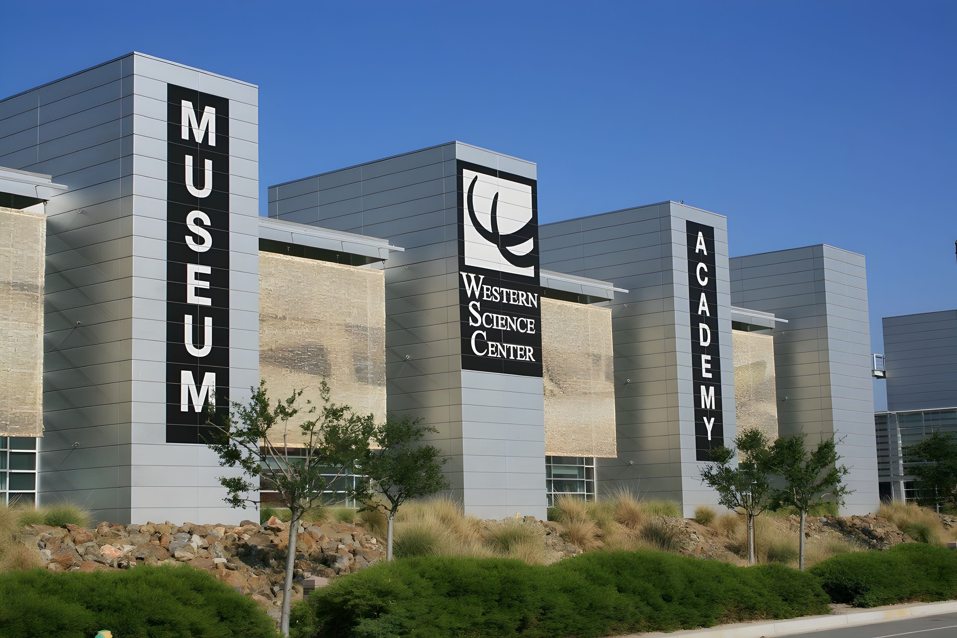 Een gebouw met borden voor het Western Science Center en Museum.