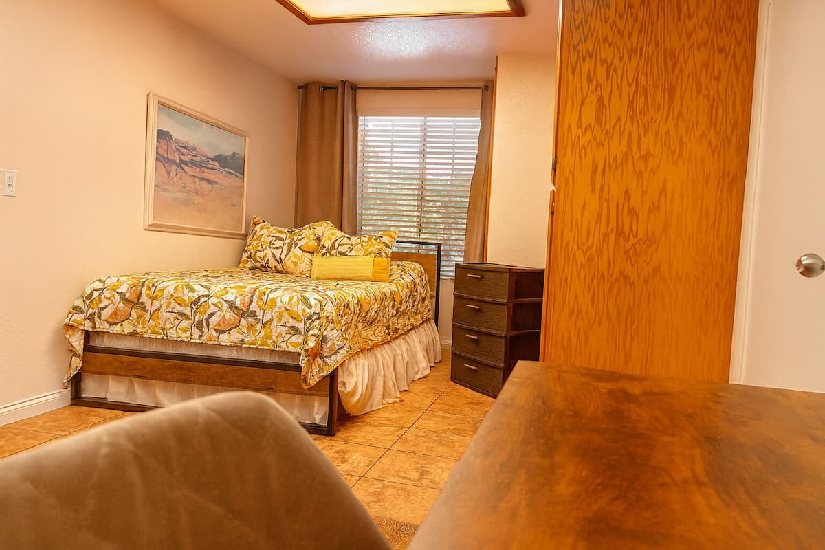 Classic Room | Desk, laptop workspace, iron/ironing board, free WiFi