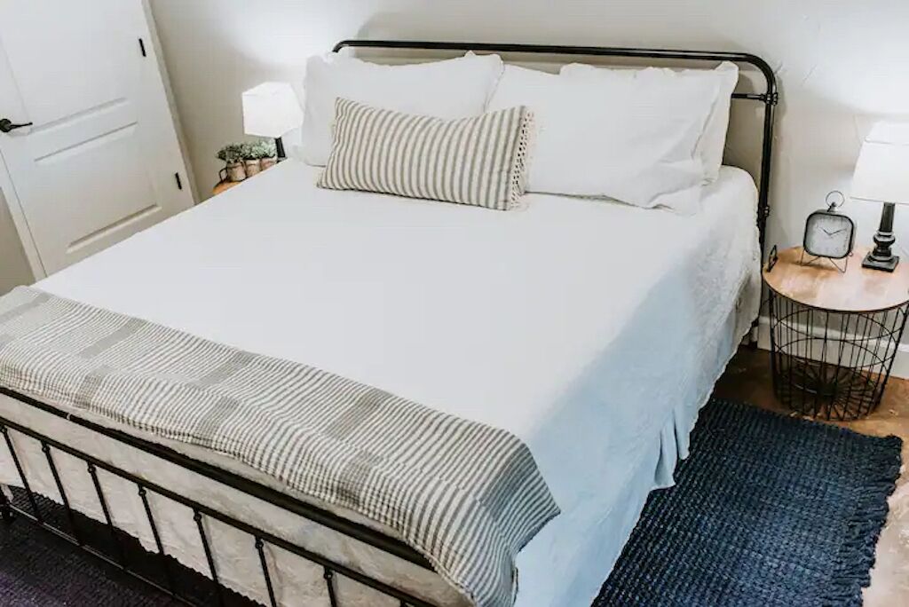 2 bedrooms, desk, iron/ironing board, WiFi