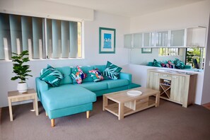 Smart TV - Beachfront and pool views from the balcony _ 5 min walk to the beach. (Urangan)