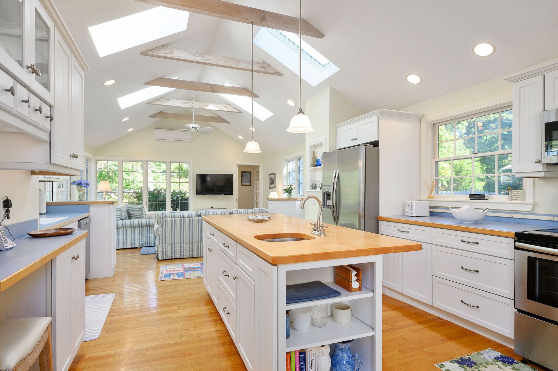 Bright and Roomy 4 Bedroom Half Mile to Beach and 1 mile to Bike Trail AC and WIFI