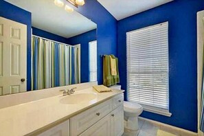 Tina, secadora de cabello, toallas, jabón 