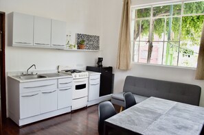 Fridge, oven, stovetop, coffee/tea maker