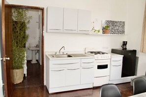 Fridge, oven, stovetop, coffee/tea maker