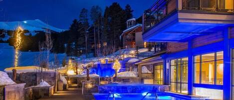 Alberca techada y alberca al aire libre