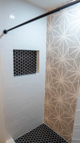 Spacious MCM home 2 minutes from downtown, Pet-Friendly!
