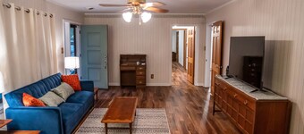 Spacious MCM home 2 minutes from downtown, Pet-Friendly!