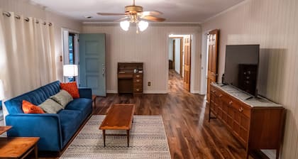 Spacious MCM home 2 minutes from downtown, Pet-Friendly!