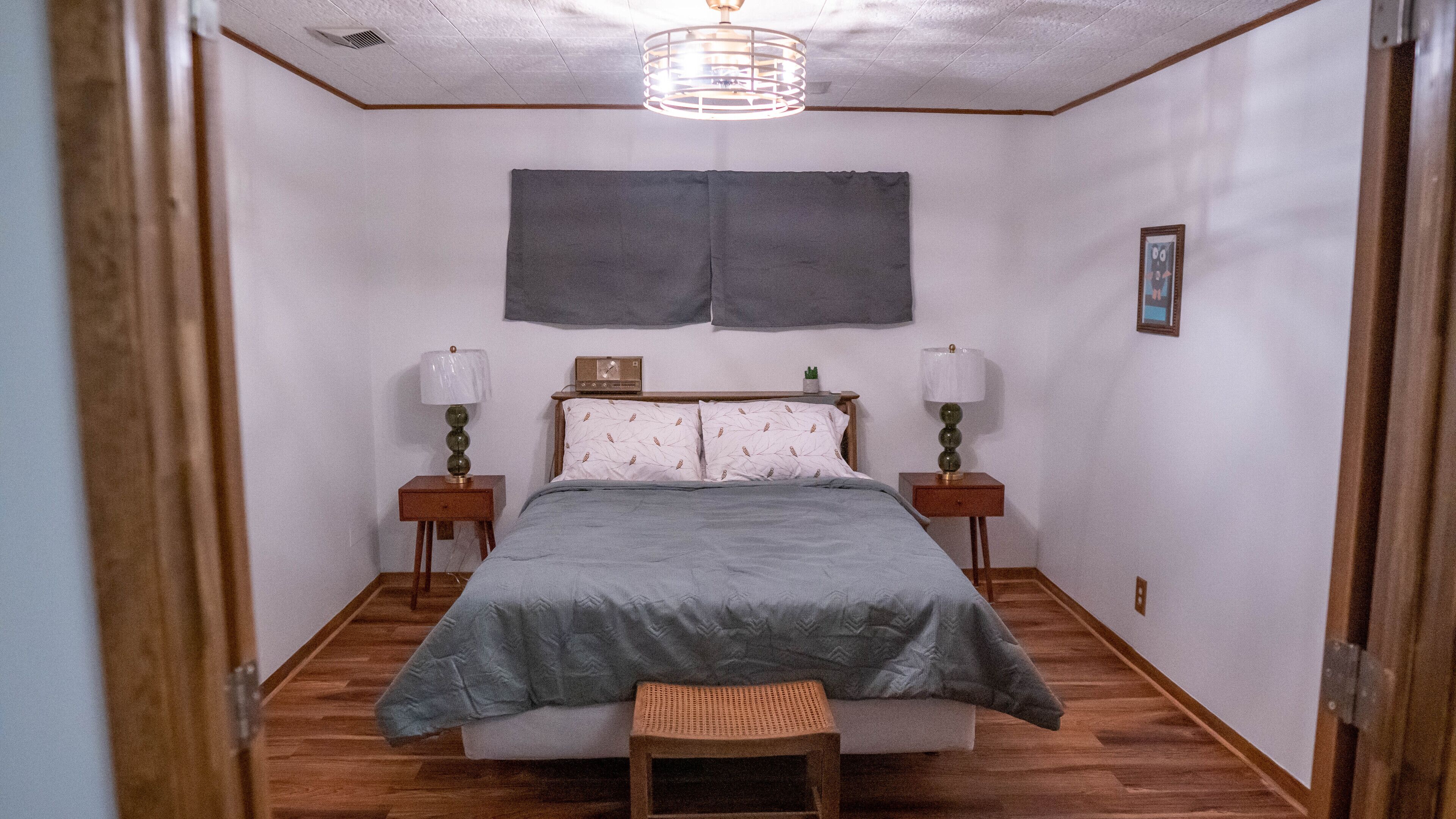 3 bedrooms, desk, iron/ironing board, travel crib