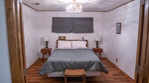 3 soverom, skrivebord, strykejern/-brett og reiseseng for barn