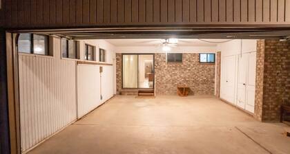 Spacious home 2 minutes from downtown (Pet-Friendly!)