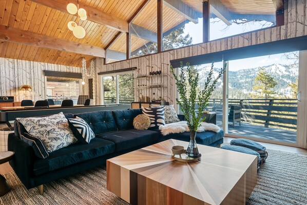 Smart-tv och eldstad