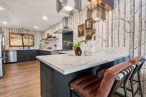 Kylskåp, mikrovågsugn, ugn och spishäll