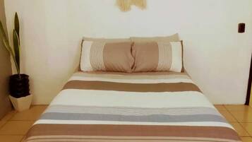 Habitación estándar, 1 habitación, para fumadores, vista a la ciudad | Ropa de cama de alta calidad, edredón y camas con pillow-top